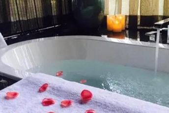 北京怀柔区水疗池中的失重冥想：当身体学会漂浮